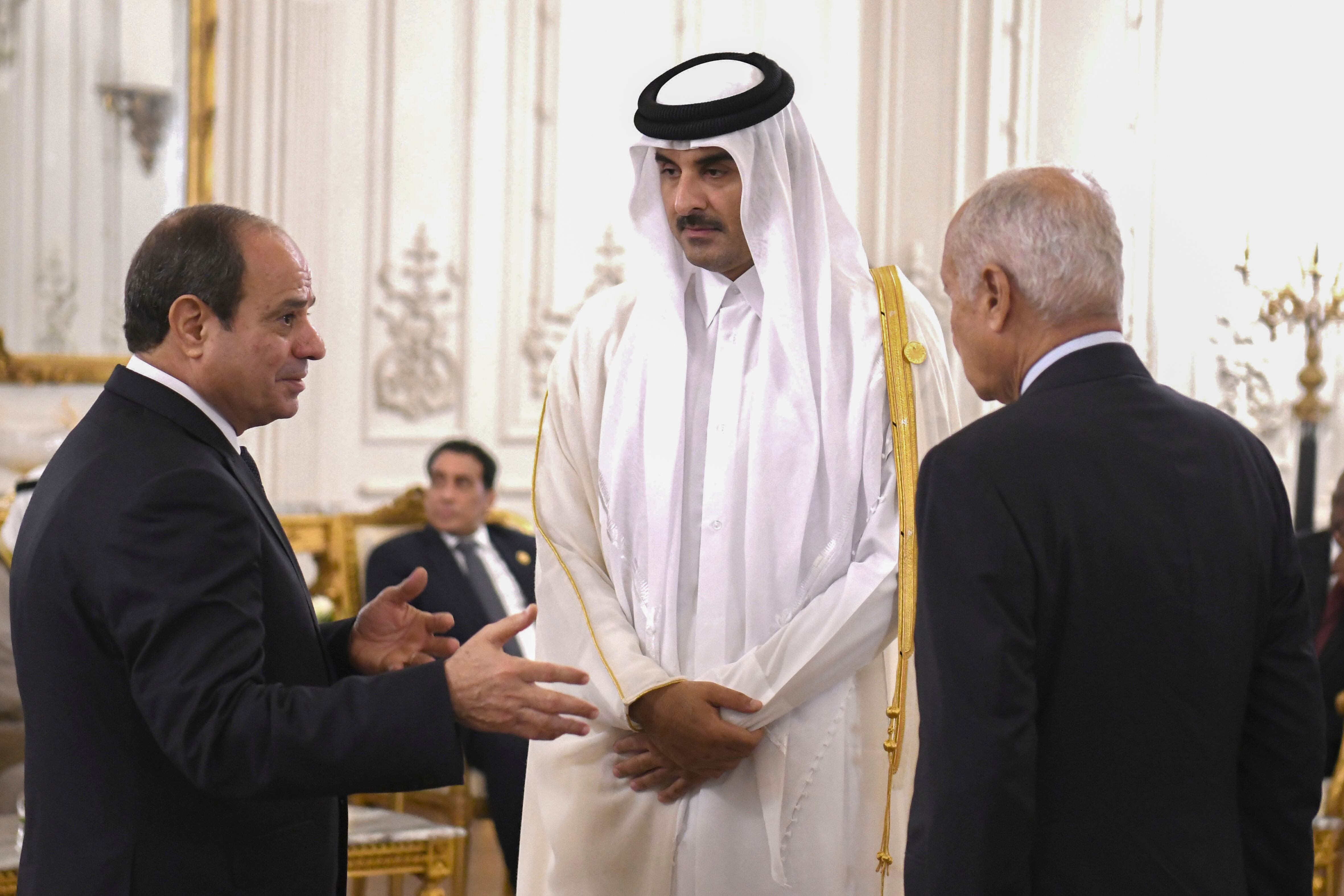 l presidente egipcio Abdel Fattah el-Sissi, izquierda, y el secretario general Ahmed Aboul Gheit, hablan con el emir de Qatar, el jeque Tamim bin Hamad Al Thani, durante la cumbre internacional por la paz en la Nueva Capital Administrativa