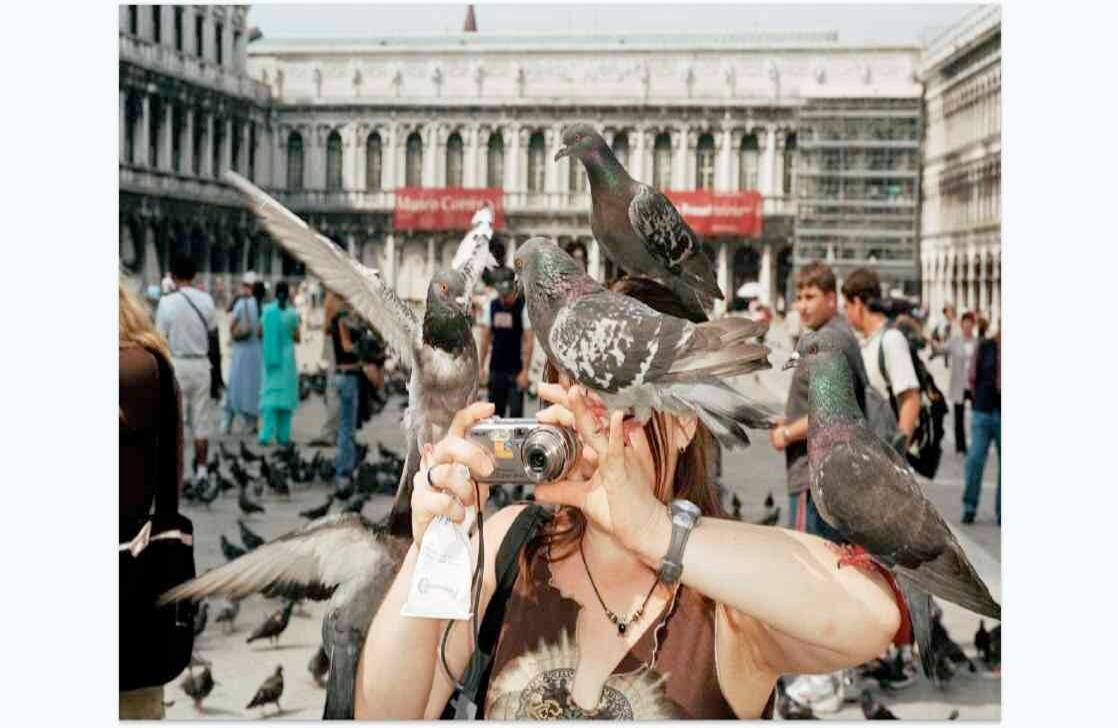 En Small World, el fotógrafo retrata la globalización del turismo y la pérdida de la identidad cultural. 