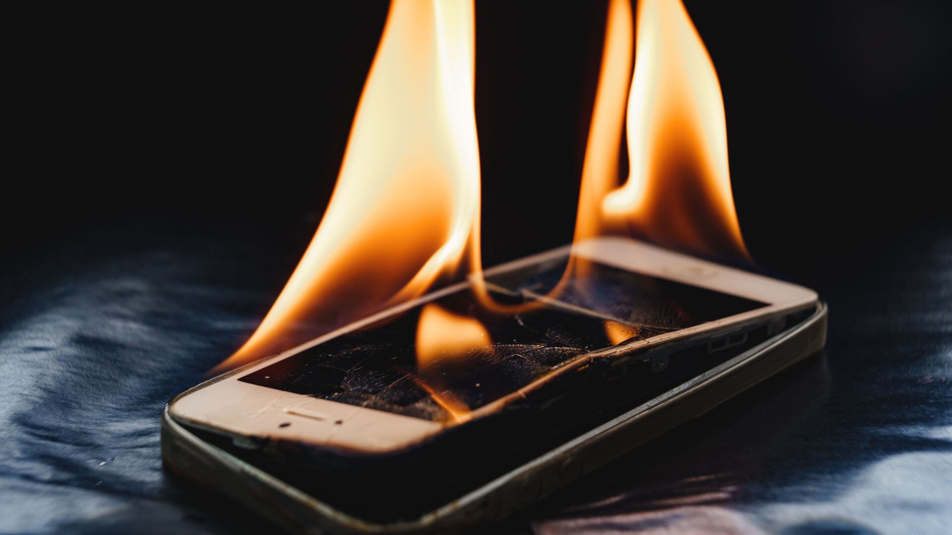 El celular podría sufrir un incendio a causa de componentes deteriorados.