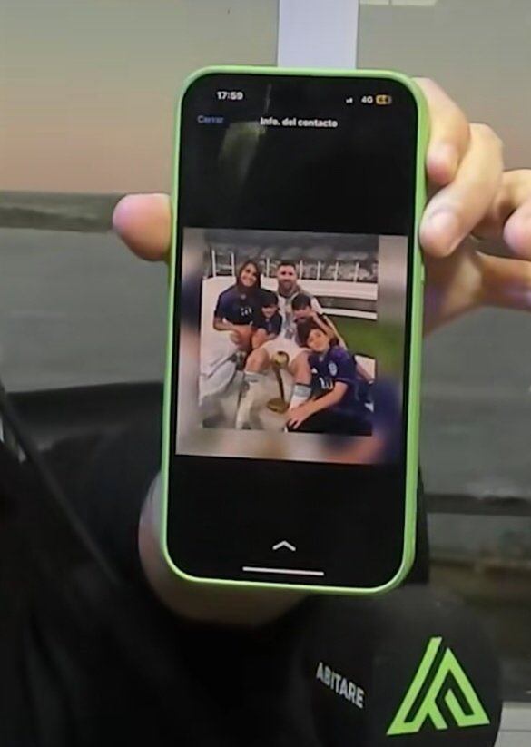 Esta es la foto que tiene Messi en su perfil de WhatsApp.