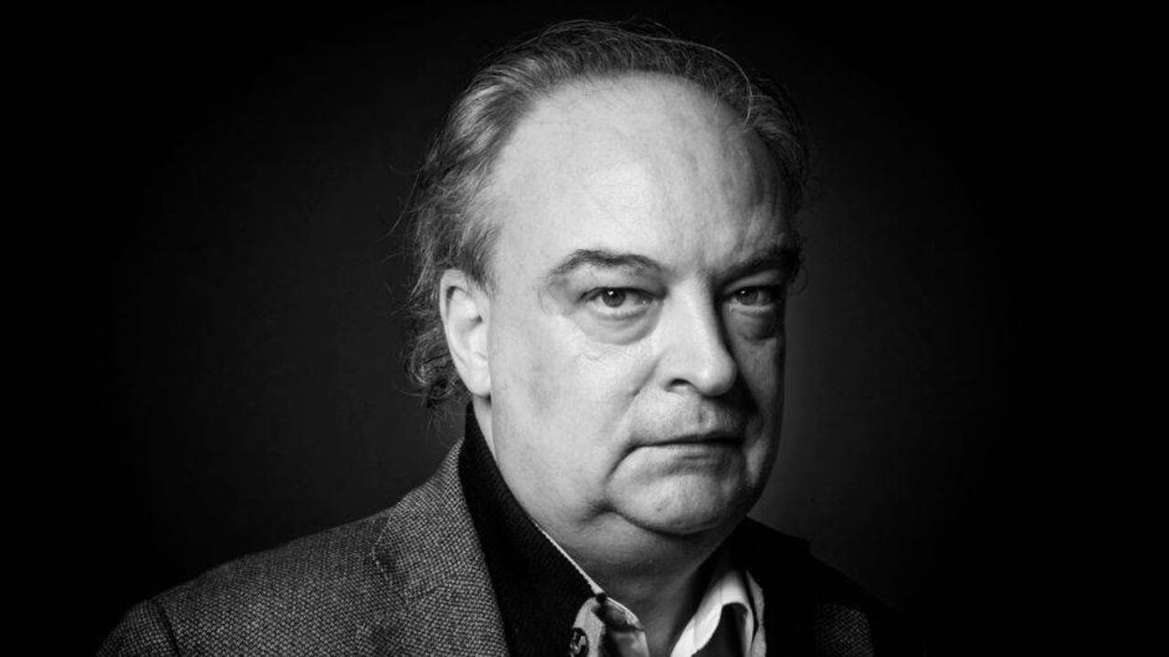 Barcelona, 1948. Es autor de El mal de Montano, Bartleby y compañía, Dublinesca, Perder teorías, Chet Baker piensa en su arte, Doctor Pasavento, Kassel no invita a la lógica y Marienbad eléctrico, entre otros libros.