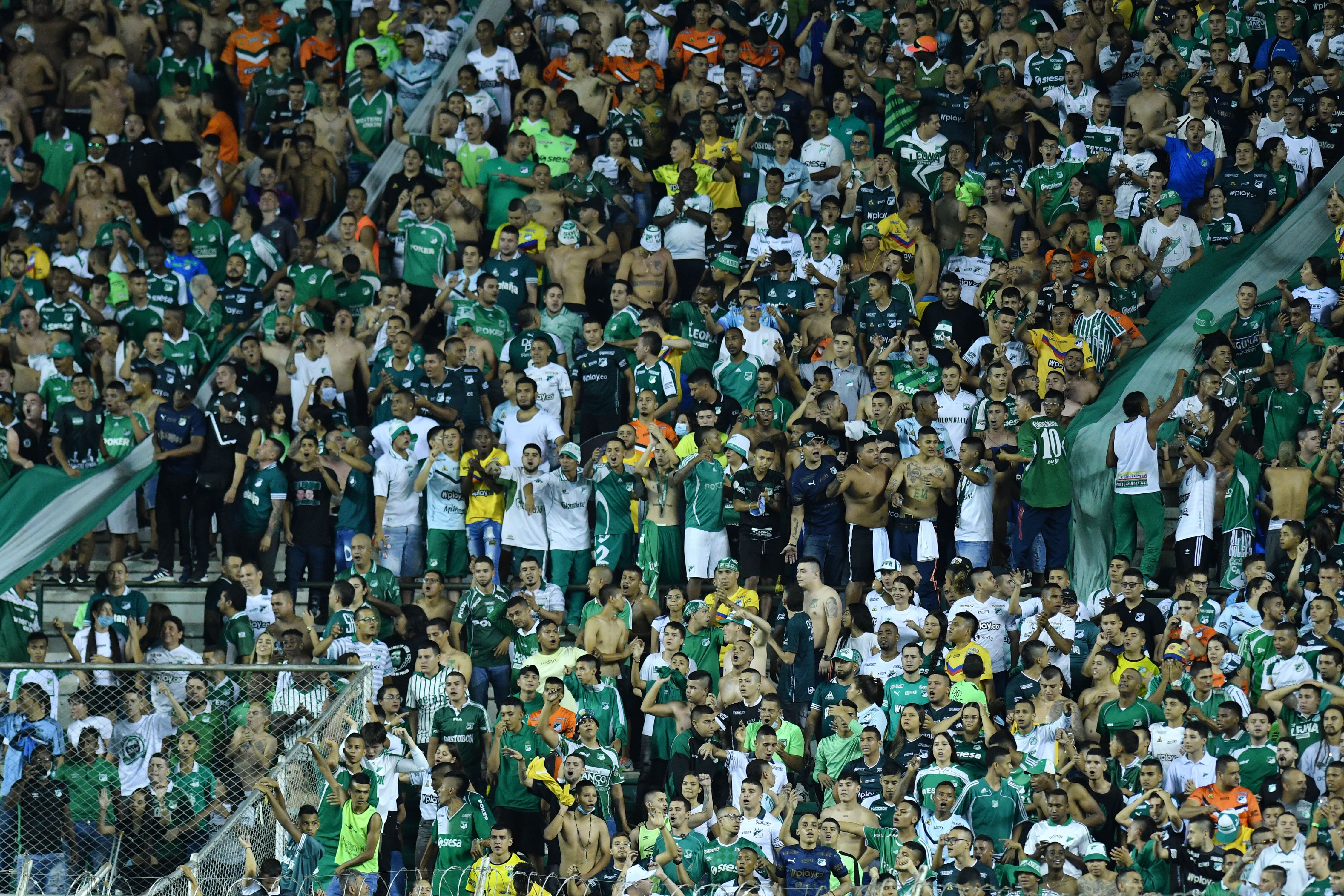 Los fanáticos del cuadro azucarero fueron atacados en suelo argentino por hinchas de Racing.