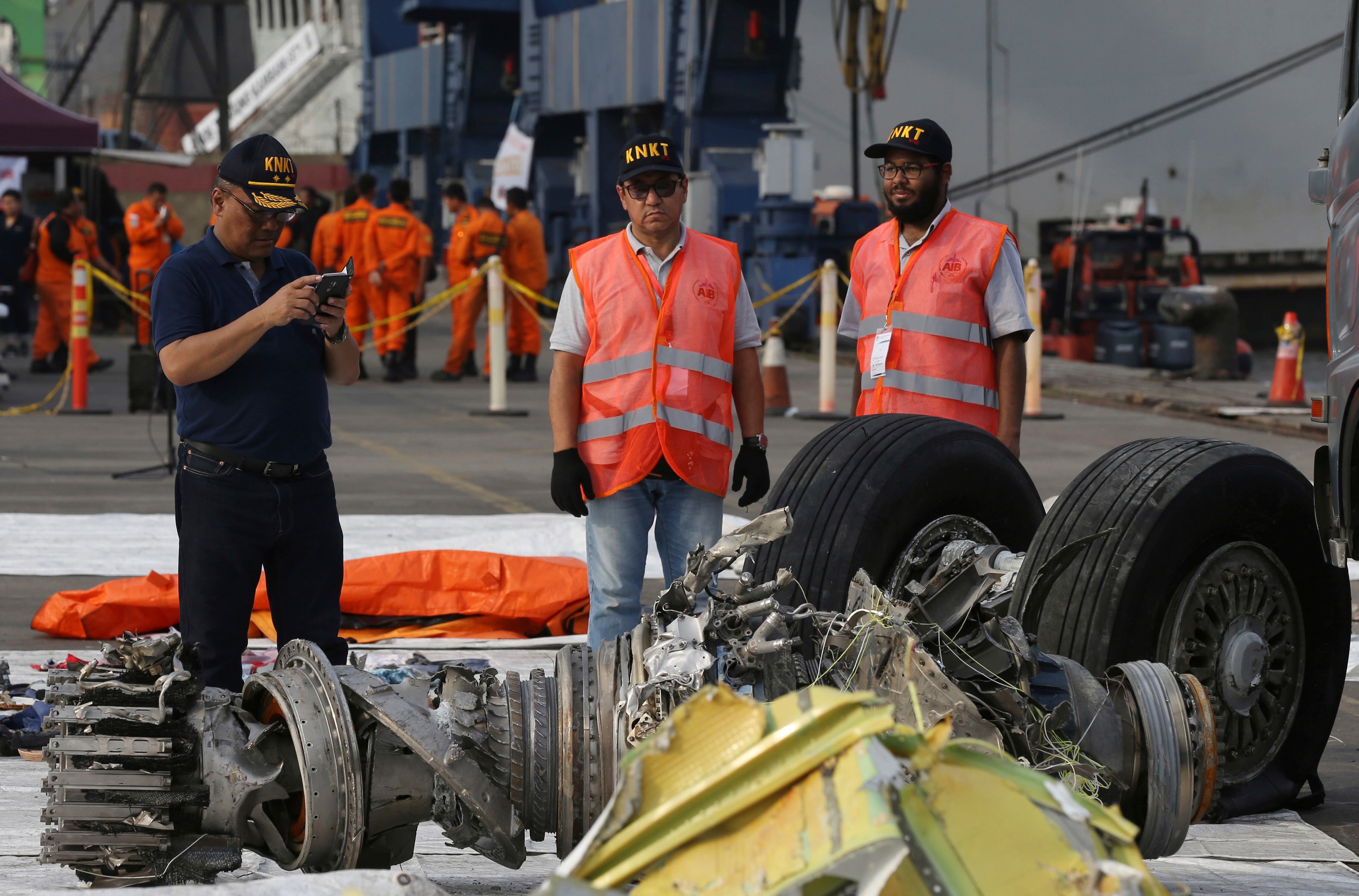 Funcionarios inspeccionan un motor recuperado del avión Lion Air estrellado en Yakarta, Indonesia, el 4 de noviembre de 2018. El nuevo avión Boeing 737 MAX 8 se hundió en el mar de Java pocos minutos después de despegar de Yakarta a primera hora del 29 de octubre, matando todos sus pasajeros a bordo. El domingo 7 de julio de 2024, el Departamento de Justicia dijo que Boeing acordó declararse culpable de un cargo de fraude criminal derivado de dos accidentes mortales de aviones 737 Max.