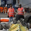 Funcionarios inspeccionan un motor recuperado del avión Lion Air estrellado en Yakarta, Indonesia, el 4 de noviembre de 2018. El nuevo avión Boeing 737 MAX 8 se hundió en el mar de Java pocos minutos después de despegar de Yakarta a primera hora del 29 de octubre, matando todos sus pasajeros a bordo. El domingo 7 de julio de 2024, el Departamento de Justicia dijo que Boeing acordó declararse culpable de un cargo de fraude criminal derivado de dos accidentes mortales de aviones 737 Max.