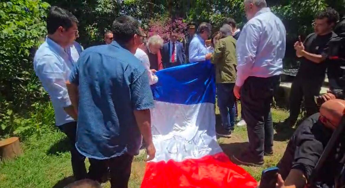 Pepe Mujica recibe bandera del M-19