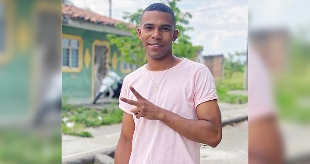 Algunos jóvenes buscan oportunidades.