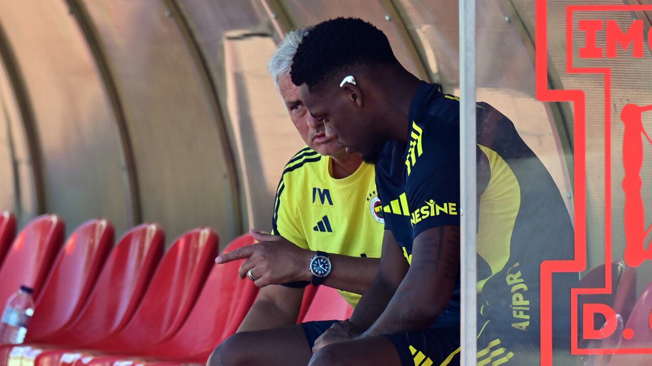 Jhon Durán en charla con su exentrenador, José Mourinho