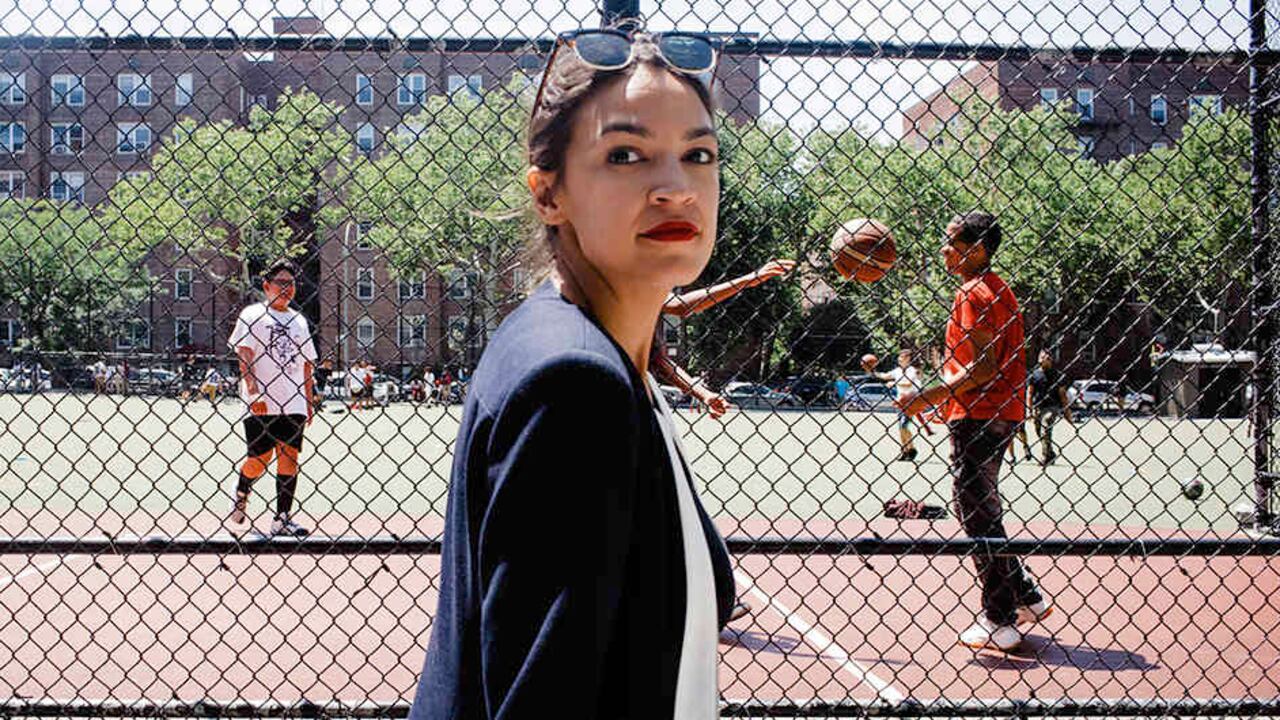 Alexandria Ocasio-Cortez, de 28 año, sorprendió en las primarias del Partido Democráta al vencer con una modesta campaña al político tradicional John Crowley de 56 años.