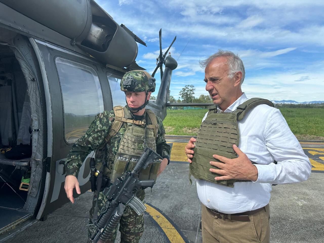 Ministro de Defensa Iván Velásquez
se dirige al corregimiento de El Plateado, Cauca, donde la Fuerza Pública ha restablecido la presencia del Estado, liberando a la comunidad de la opresión de las disidencias. Foto cortesía Mindefensa