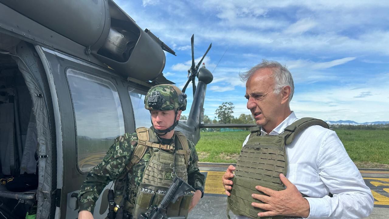 Ministro de Defensa Iván Velásquez
se dirige al corregimiento de El Plateado, Cauca, donde la Fuerza Pública ha restablecido la presencia del Estado, liberando a la comunidad de la opresión de las disidencias. Foto cortesía Mindefensa