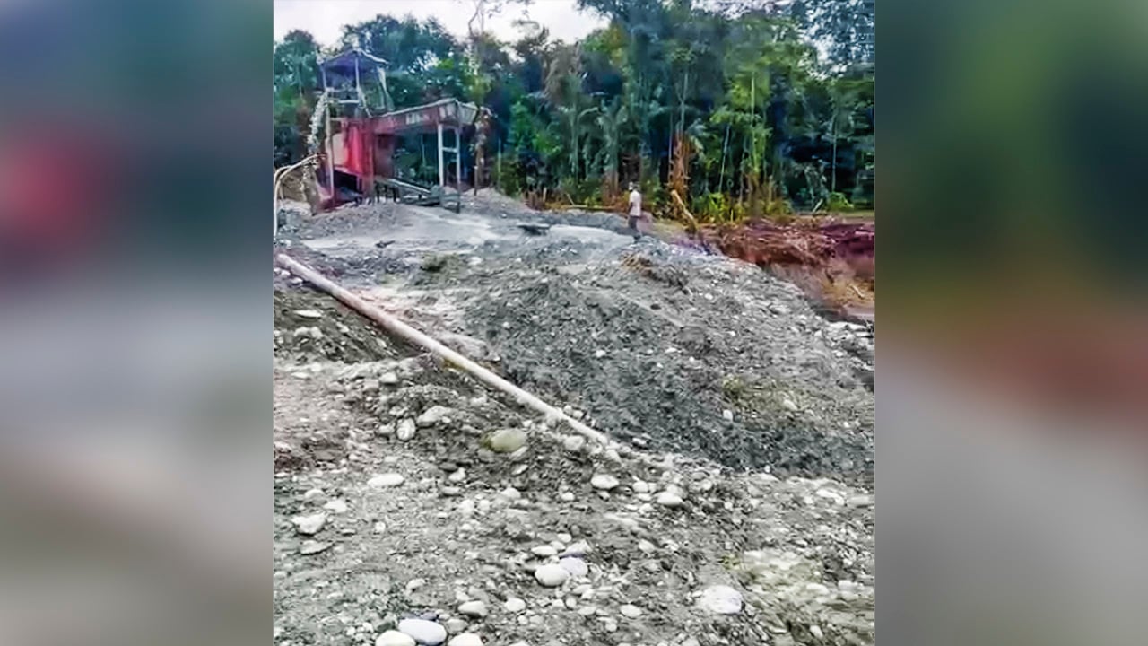 La minería ilegal avanza sobre las 13.000 hectáreas de propiedad de Jesús Camelo López Benítez. Según su testimonio, hay abundante maquinaria amarilla en la zona.