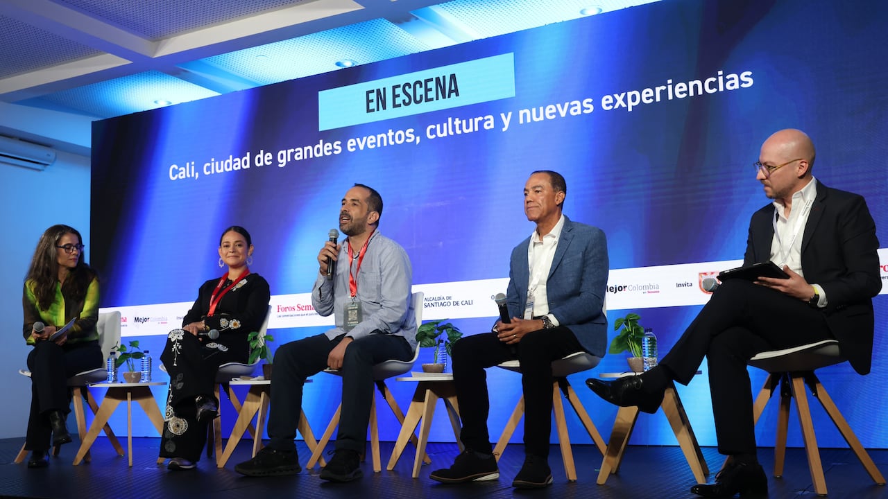 De izquierda a derecha: Paola Villamarín, directora de contenidos de SEMANA; Leydi Yojanna Higidio Henao, secretaria de Cultura de Cali; Álex Jaramillo, promotor de Páramo Presenta; Luis Felipe Posso, director de la Maratón de Cali y Juan David Ballén, director de Economía y Mercado de Aval Asset Management.