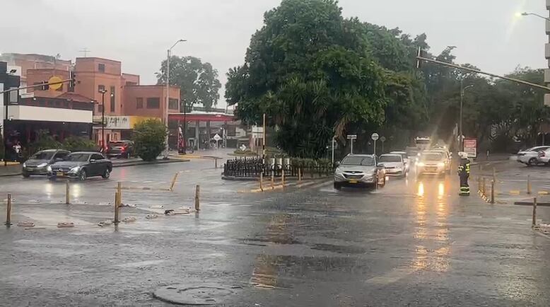 En algunos videos difundidos por la Secretaría de Movilidad de Cali se ve a algunos agentes de tránsito controlando el paso de los vehículos en algunos de los semáforos, ya que posiblemente estos dispositivos han presentado daños que les impide tener un funcionamiento normal.