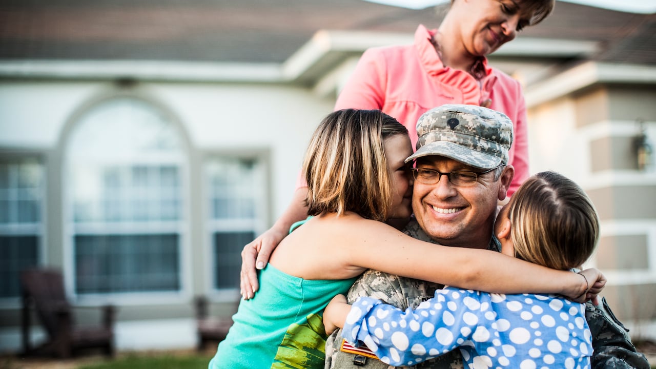 Decenas de familias viven bajo la incertidumbre mientras uno de sus miembros sirve en las Fuerzas Armadas