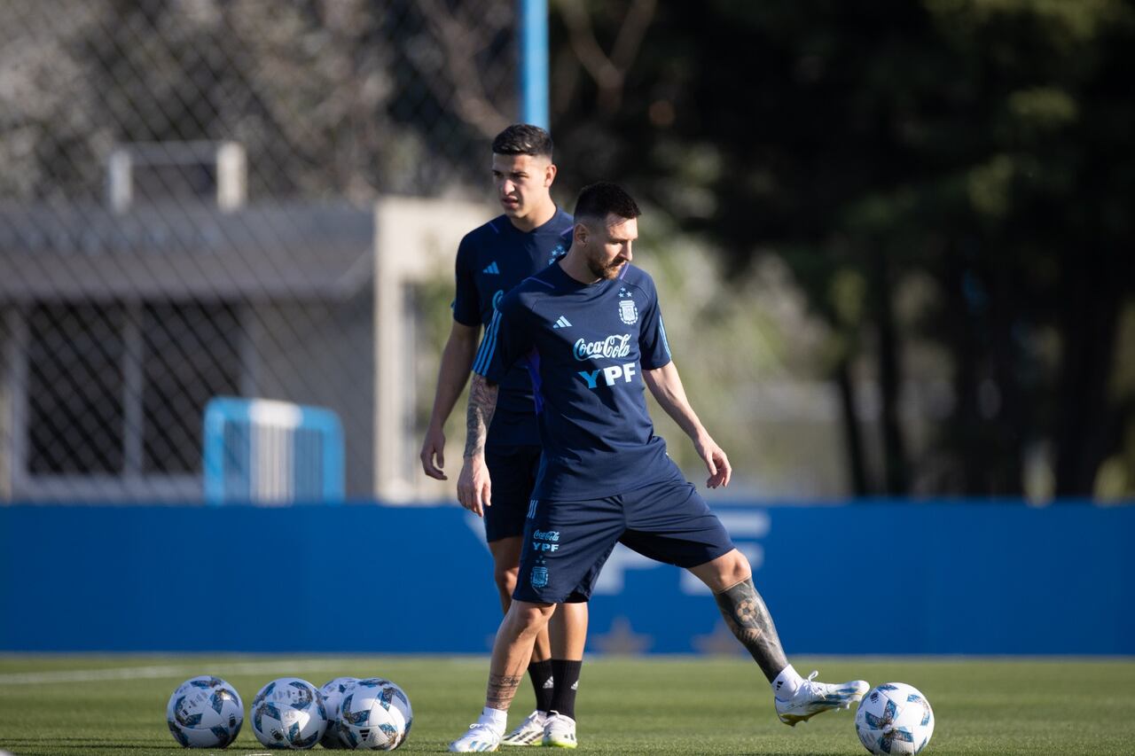 Lionel Messi entrenó a la par de sus compañeros.