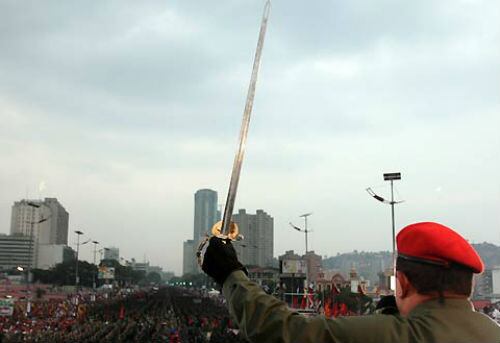 El presidente venezolano, Hugo Chávez, conmemora su retorno al poder con la espada del Libertador Simón Bolívar tras el fallido golpe de Estado en su contra en 2002.
Foto: Efe
