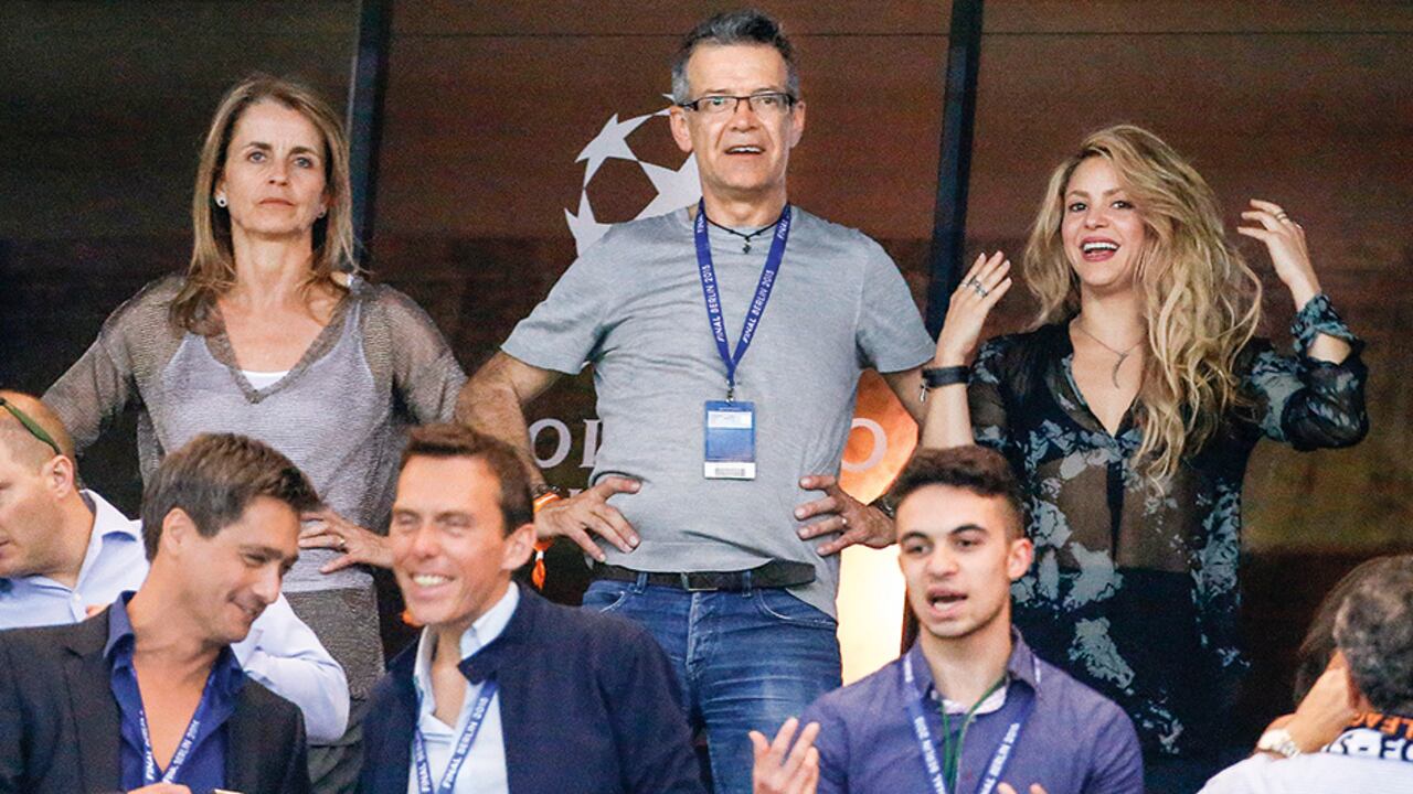 Shakira junto a sus exsuegros, Montserrat Bernabéu y Joan Piqué, en uno de los partidos del Barcelona F. C.