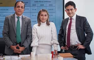 En el marco de la presentación de la estrategia por la Reactivación Económica y de Generación de Empleo Sostenible, nuestro director
@AlexLopezMaya
, la directora del
@ContactoDapre
,
@laurisarabia
y el ministro de Comercio,
@luiscrh
, anuncian la activación del Sistema Nacional de Competitividad e Innovación.