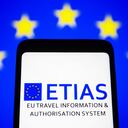 El ETIAS deberá ser diligenciado por los ciudadanos que quieran viajar por turismo o negocios durante un periodo no mayor a 90 días. (Photo Illustration by Pavlo Gonchar/SOPA Images/LightRocket via Getty Images)