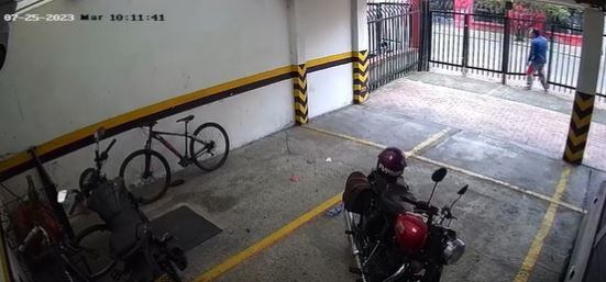 Este es el momento en el que el sujeto entra al parqueadero.