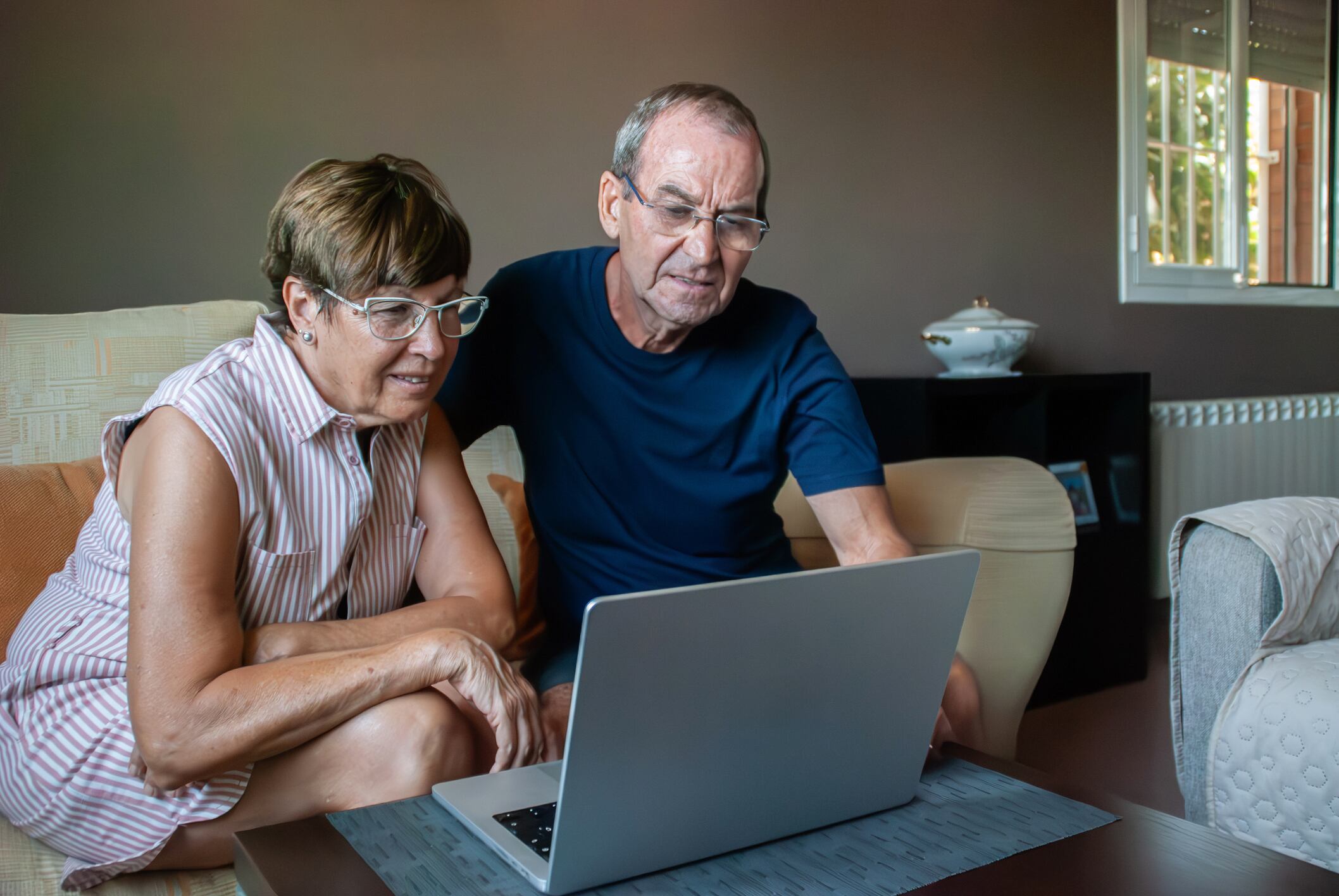 108 adultos mayores fueron certificados por el Ministerio TIC, destacando su compromiso con la inclusión digital en el país.