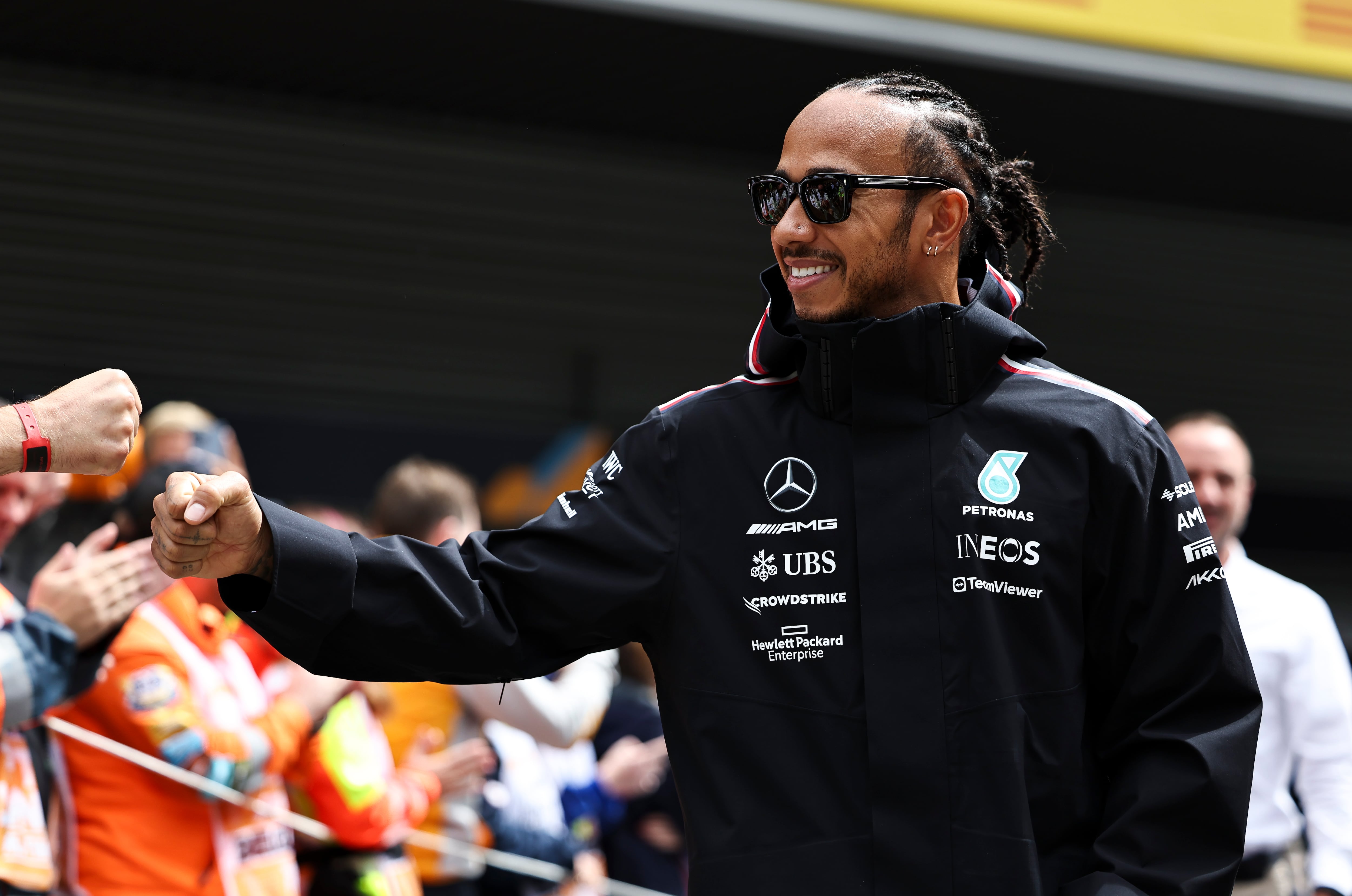 Lewis Hamilton de Gran Bretaña y el equipo Mercedes-AMG PETRONAS F1 golpean a Marshall antes del Gran Premio de F1 de Bélgica en el Circuito de Spa-Francorchamps el 30 de julio de 2023 en Spa, Bélgica. (Foto de Qian Jun/MB Media/Getty Images)