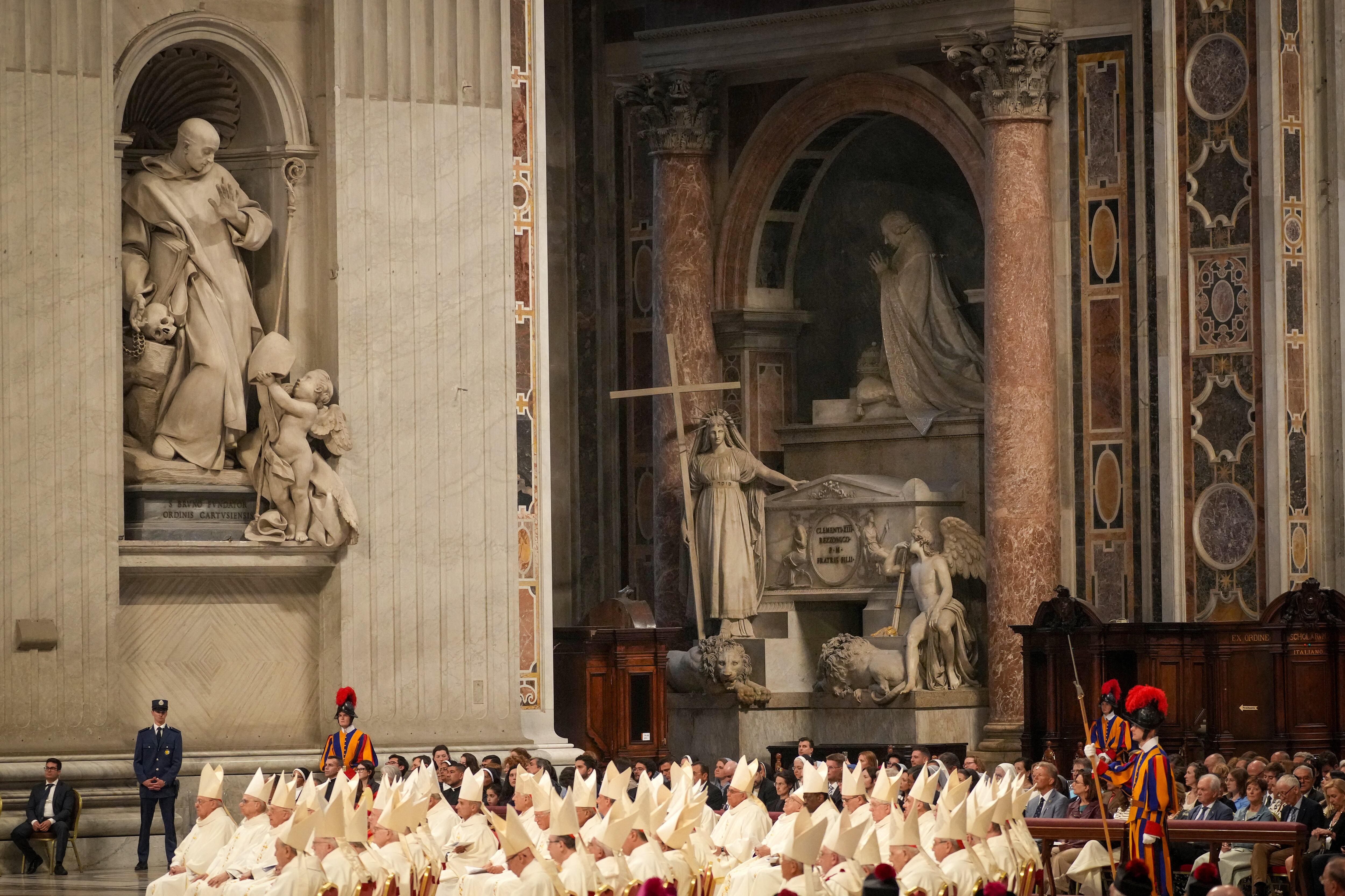 Con representantes de 70 países, será el más internacional de la historia. Francisco creó la mayoría de los cardenalatos que votan ahora a su sucesor, muchos vienen de la "periferia" del mundo, lejos de Europa e históricamente marginada por la Iglesia en Roma.