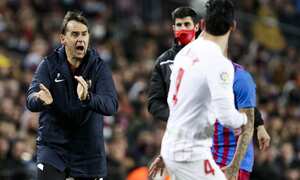 BARCELONA, SPAIN - APRIL 3: coach Julen Lopetegui of Sevilla FC during the La Liga Santander match between FC Barcelona v Sevilla at the Camp Nou on April 3, 2022 in Barcelona Spain (Photo by David S. Bustamante/Soccrates/Getty Images)