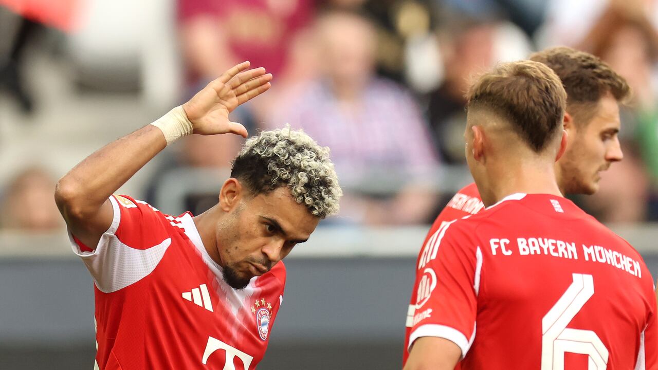 Luis Díaz celebra una anotación con sus compañeros del Bayern Múnich