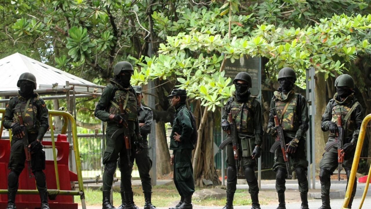 Las autoridades ya toman control de los edificios gubernamentales que fueron ocupados por los ciudadanos de Sri Lanka