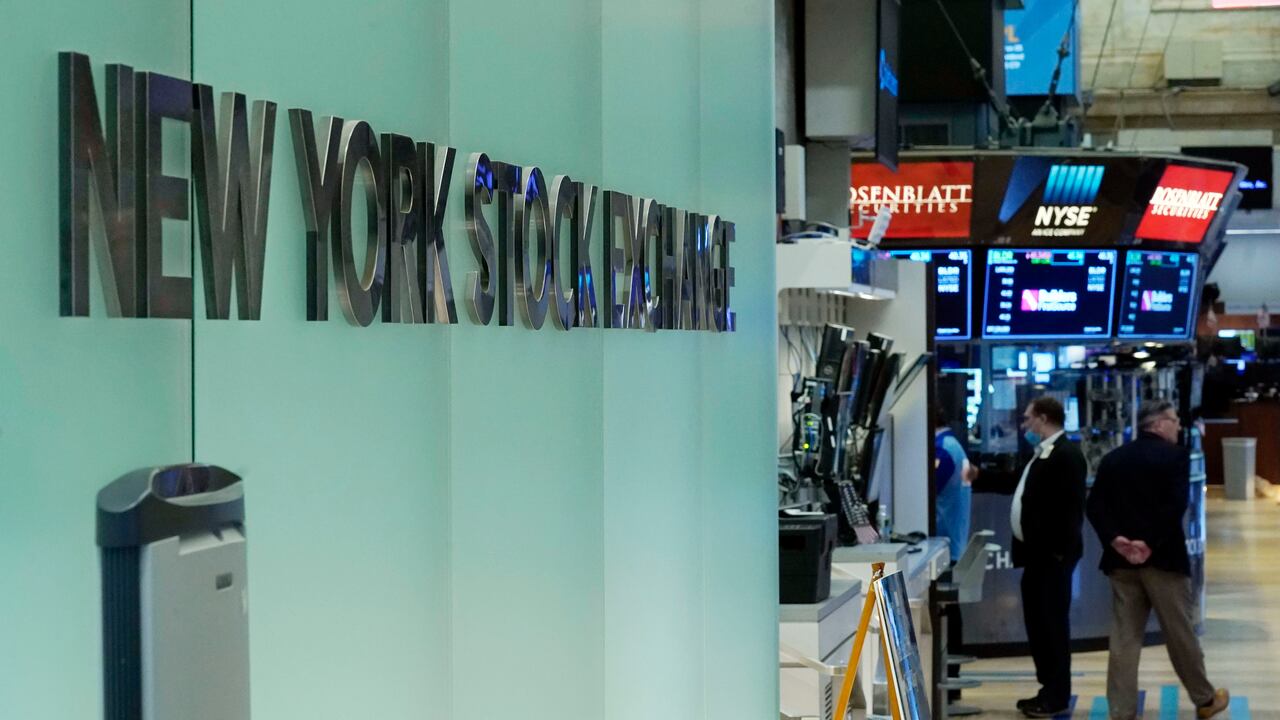 Operadores trabajan en la Bolsa de Valores de Nueva York. (AP Foto/Richard Drew)