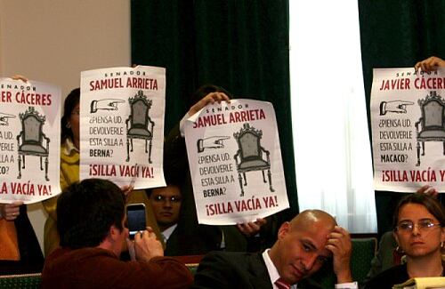 Al recinto entró un grupo de personas con pancartas que reclamaban la responsabilidad de los senadores para que no hundan la reforma. El senador por el partido liberal, Héctor Helí Rojas,  rechazó la expresión ciudadana argumentando que el panfleto era incendiario y que había que dejar de echarle fuego a la crisis.