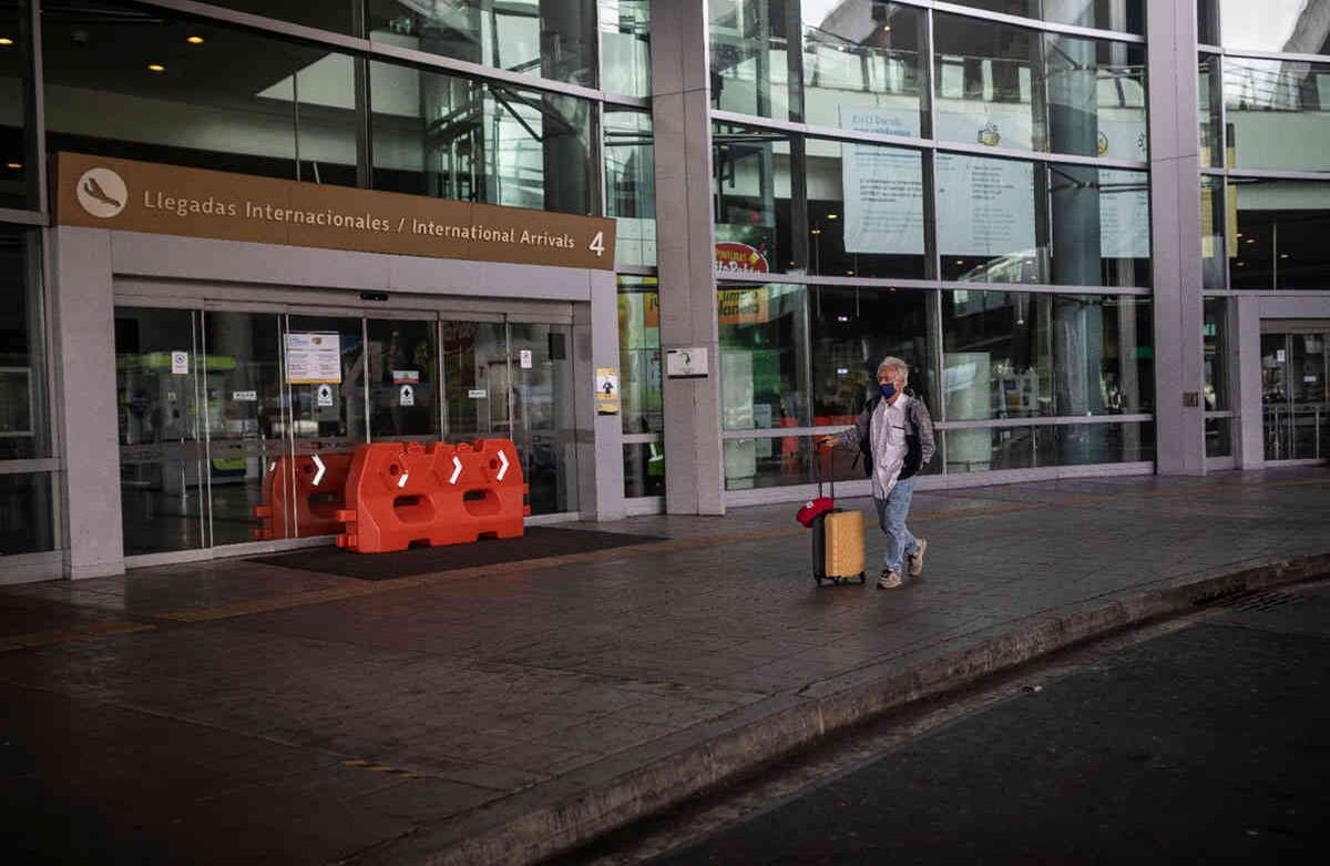 “Estornuda en el antebrazo o cúbrete con pañuelos desechables, nunca con la mano”, es una de las reglas clave adoptadas en el aeropuerto. Foto: Esteban Vega/SEMANA