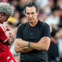 Luis Díaz y Unai Emery, DT del Aston Villa. El colombiano la anotó al equipo del español en un amistoso.