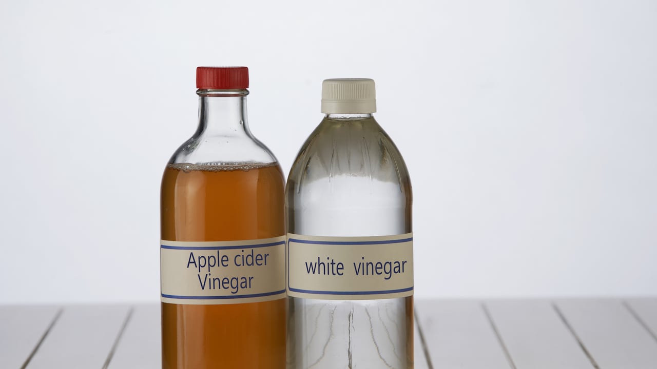 Existen varios tipos de vinagre y los más reconocidos son el balnco y el de manzana.