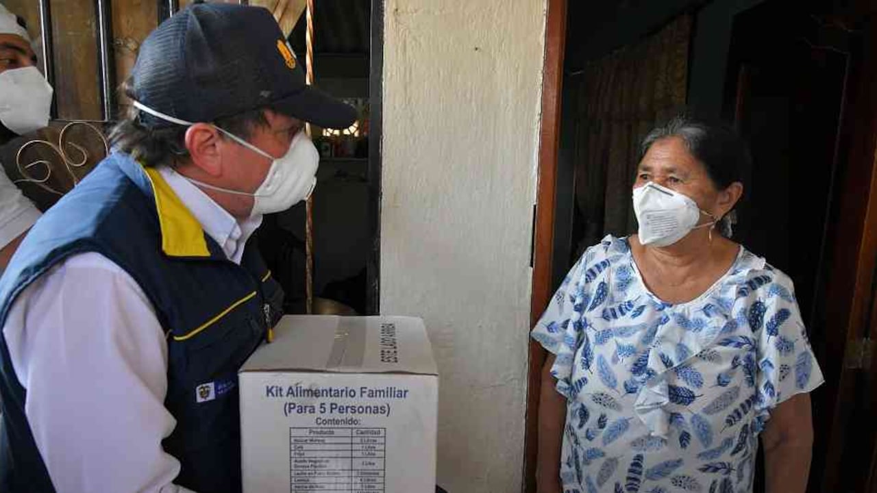 Director de la UNGRD, Eduardo José González, en entrega de kits de alimentos en Bolívar.