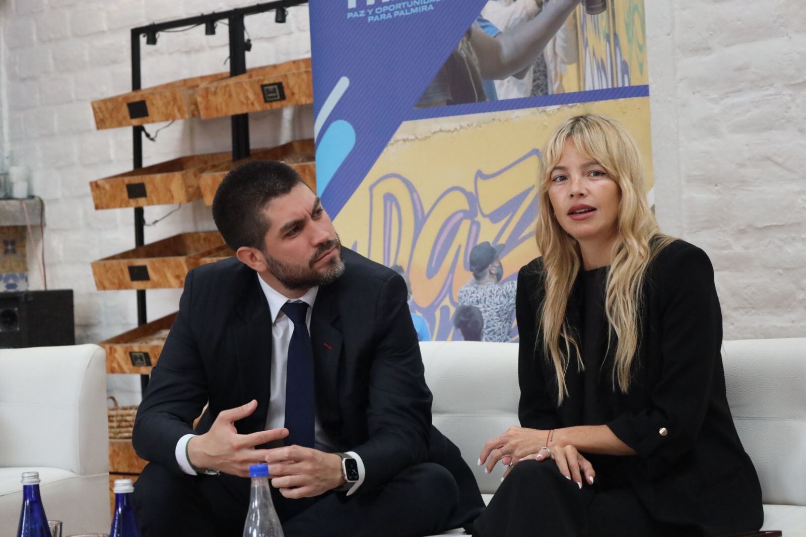 Óscar Escobar, alcalde de palmira, y Johana Bahamón, presidenta de la Fundación Acción Interna.