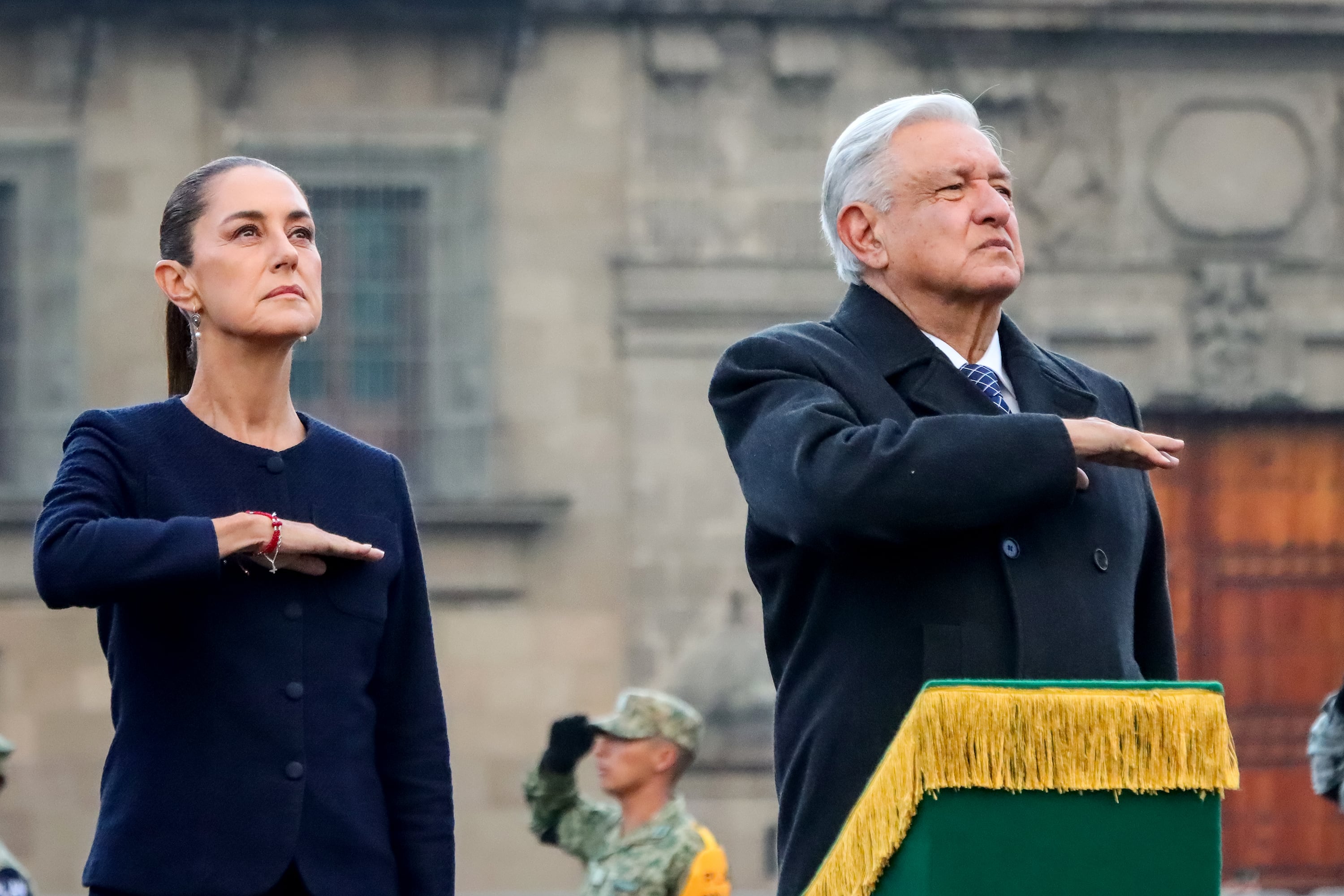 El presidente Andrés Manuel López Obrador y la presidenta electa Claudia Sheinbaum posan durante el izamiento de media asta previo al aniversario de los terremotos del 19 de septiembre el 19 de septiembre de 2024 en Ciudad de México, México. El 19 de septiembre de 1985 un terremoto de magnitud 8.1 con epicentro en el Estado de Michoacán, causó severos daños en diversas ciudades, principalmente en la capital del país, Ciudad de México. 32 años después, el mismo día de 2017, un terremoto de magnitud 7.1 sacudió la parte central de la nación, incluida una vez más la Ciudad de México.