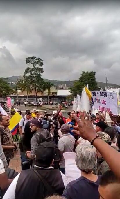 Sin respeto a la libertad de prensa: periodistas fueron ultrajados, agredidos y expulsados de marcha petrista en Cali.