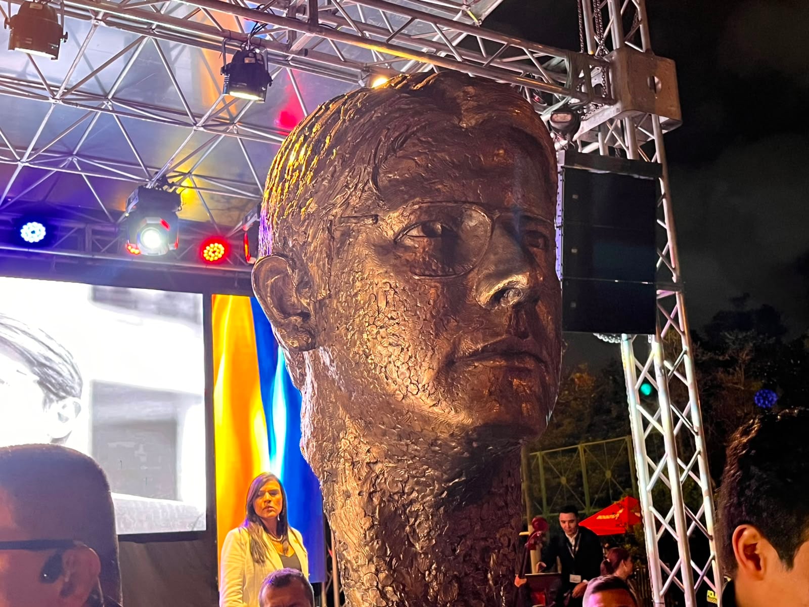 Monumento en homenaje a Miguel Uribe Turbay.