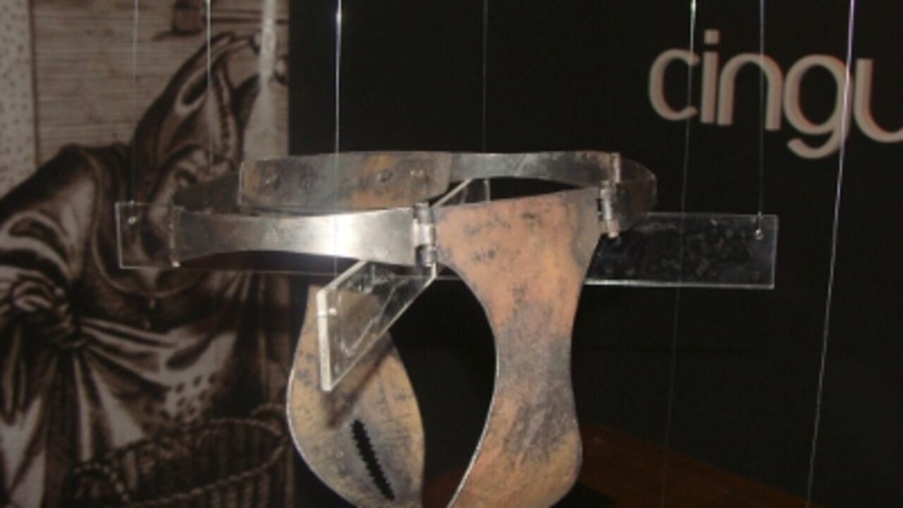 Reproducción de un cinturón de castidad que forma parte de la exposición inaugurada en la Academia de Hungría de Roma, bajo el título "La historia misteriosa de los cinturones de castidad. Mito y realidad".