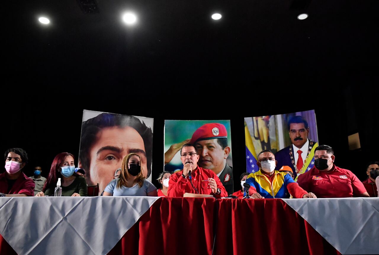Jorge Arreaza (C), el candidato del gobernante Partido Socialista Unido de Venezuela (PSUV) a la gubernatura del estado de Barinas que fue derrotado en las elecciones de gobernador del domingo, habla durante una conferencia de prensa en Barinas, Venezuela, el 10 de enero. 2022.- Según los primeros resultados oficiales anunciados la noche del domingo por el Consejo Nacional Electoral (CNE), Sergio Garrido obtuvo el 55,36 por ciento de los votos en el estado Barinas frente al 41,27 por ciento de Arreaza, de 48 años, quien se desempeñaba como vicepresidente y canciller del país. y fue yerno del difunto presidente Hugo Chávez. (Foto de Federico PARRA / AFP)