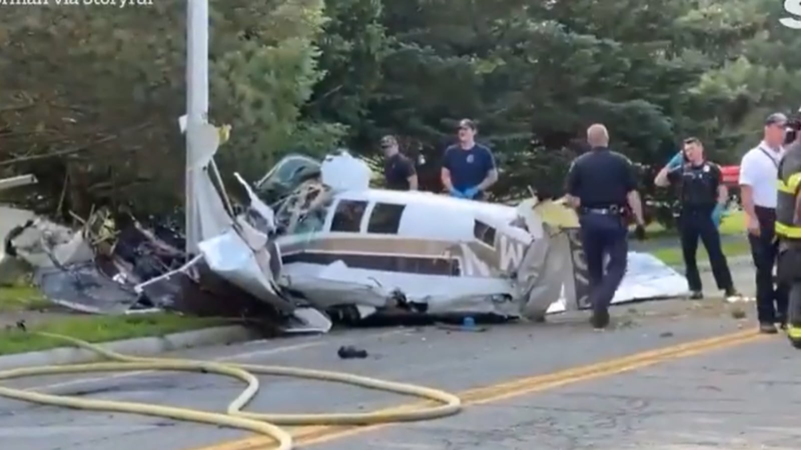 Para evitar chocar con la tortuga, el piloto levantó la rueda derecha del avión Universal Stinson 108