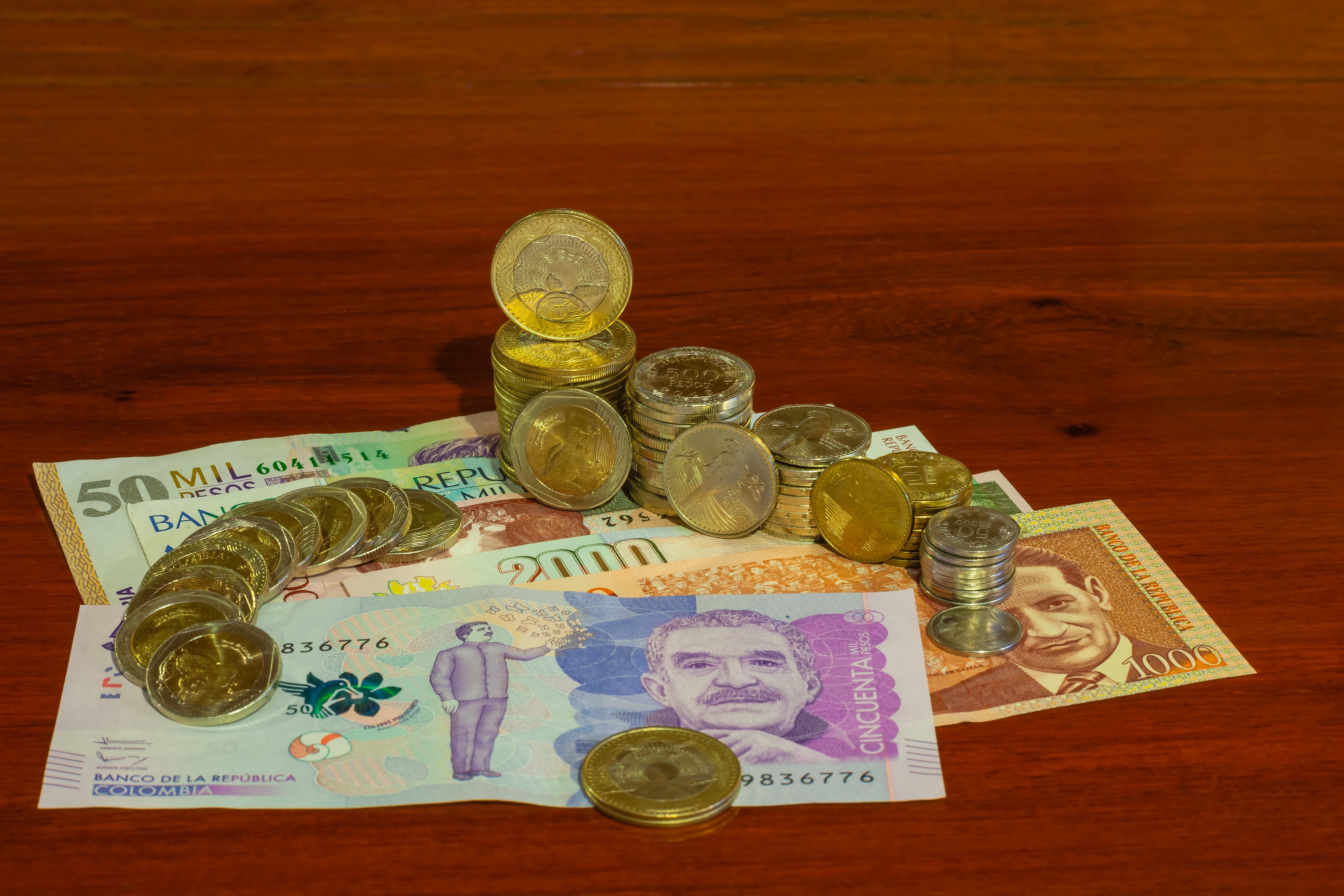 Billetes y monedas de Colombia.