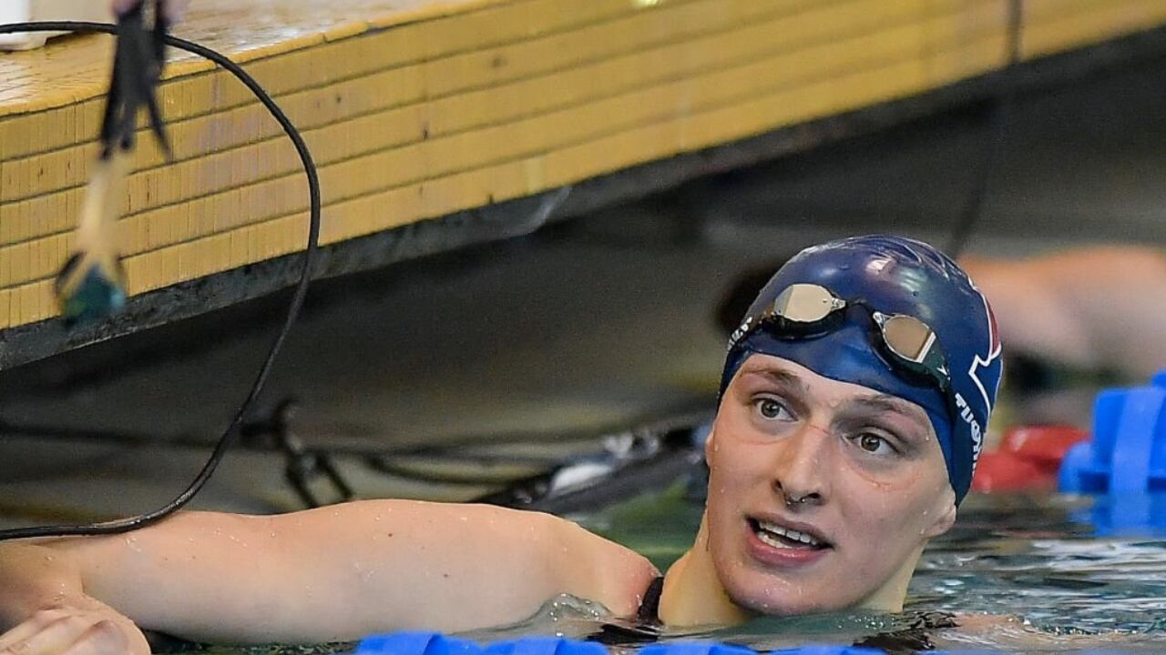 Ella es Lia Thomas, mujer trans que compite en natación en categoría femenina.