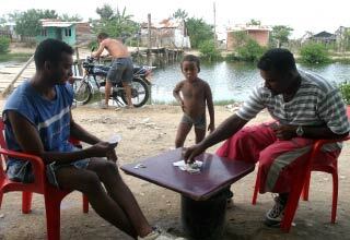 En la Ciénaga de la Virgen, viven decenas de miles de cartageneros pobres. La desocupación es evidente, como
 lo demuestra esta foto de un martes las 3 de la tarde