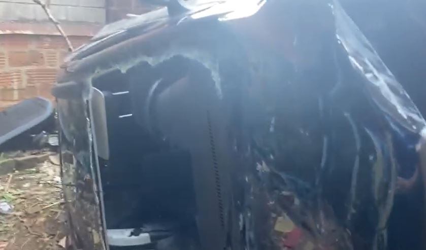 El carro cayó sobre el techo de una vivienda aledaña a ese centro de salud, pero la mujer fue la única víctima en el siniestro.