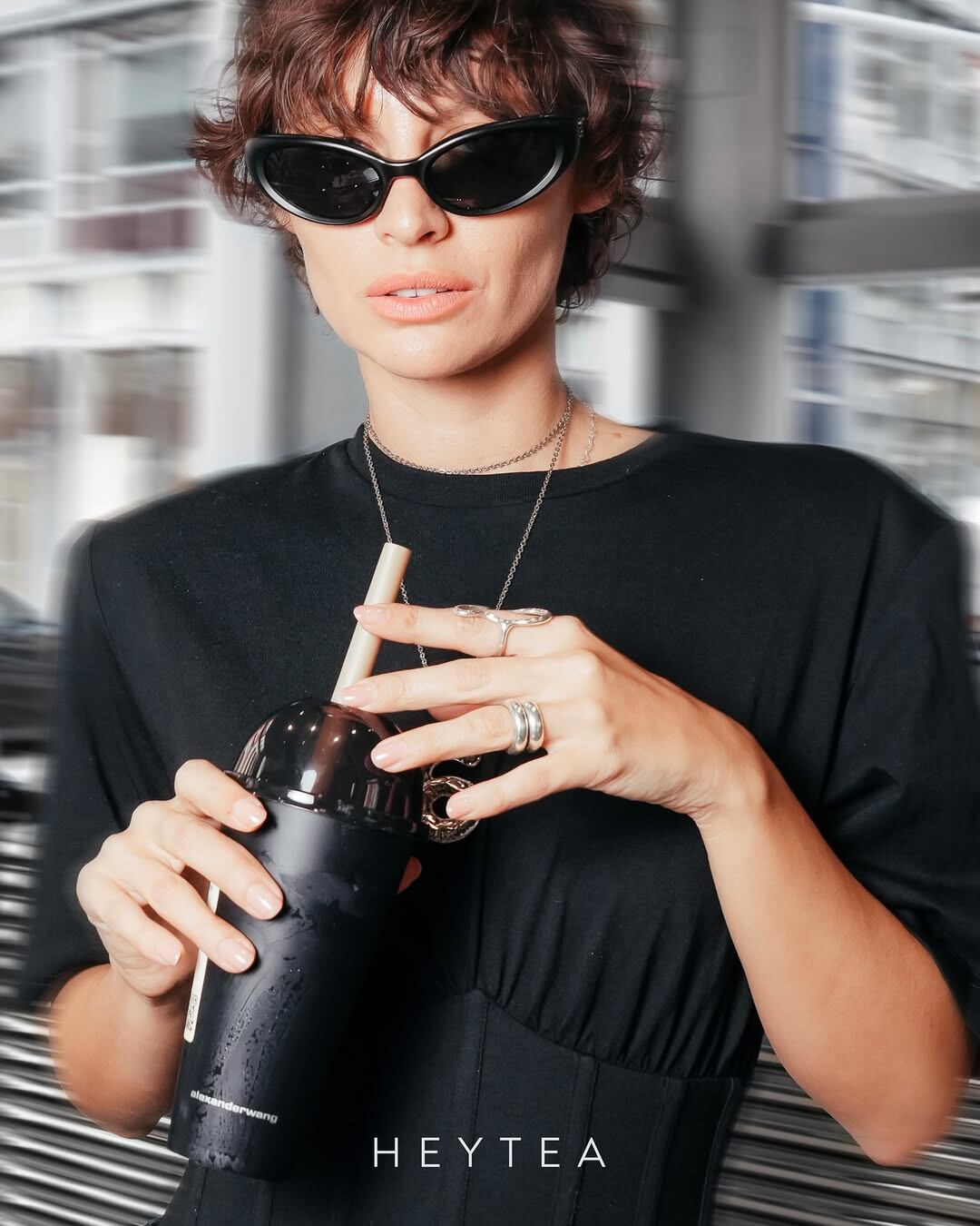 Los visitantes pueden disfrutar de dos bebidas exclusivas: "Metabloom", una infusión de yerba mate con notas florales, y "Jasmine Dream Milk Tea", una reinterpretación del clásico té de jazmín con leche.