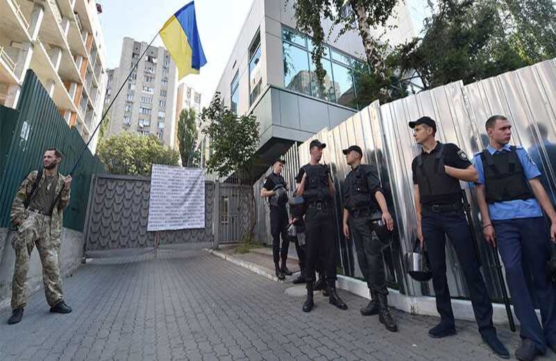 Los activistas ucranianos que acusan al canal de televisión Inter de ser pro-ruso y trabajar para el Kremlin, se reunieron en protesta en la entrada de ese medio de comunicación en Kiev.