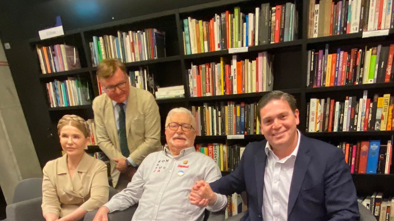 Juan Carlos Pinzón junto al expresidente polaco Lech Walesa.